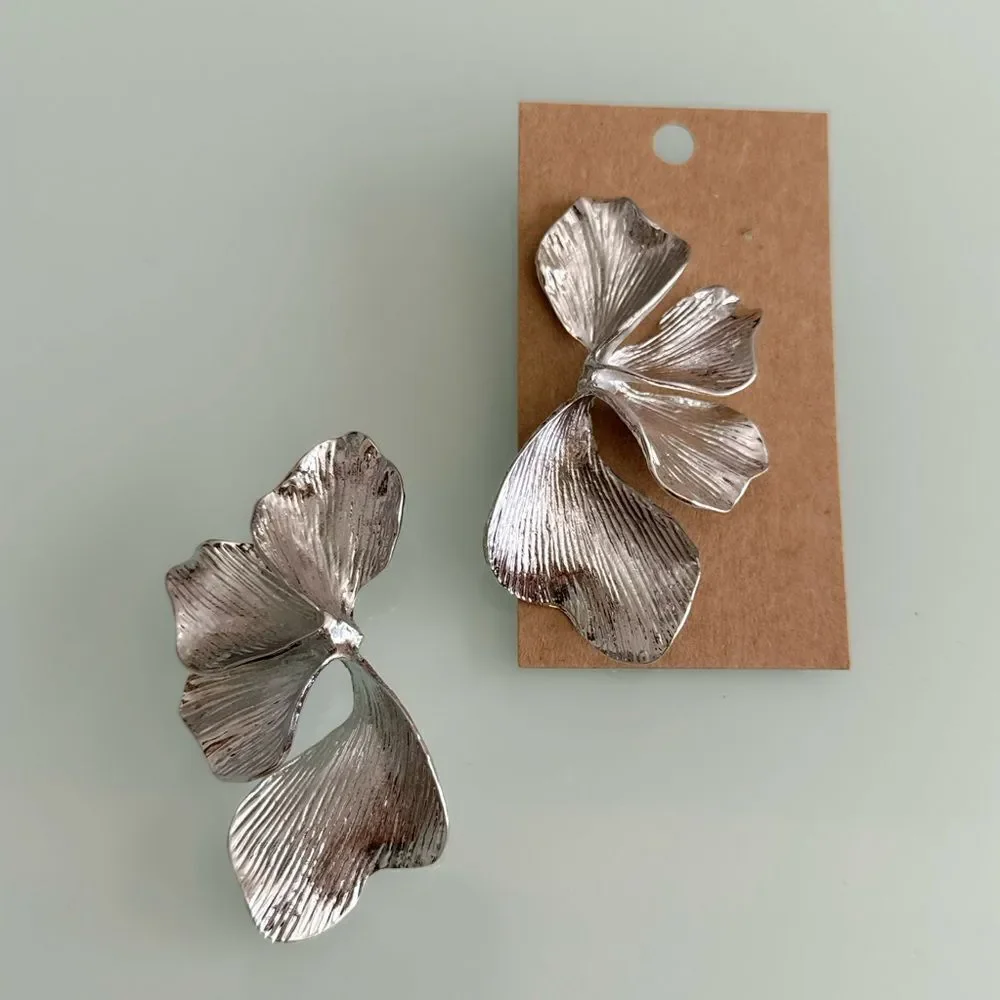 Elegant Silver Floral Earrings A1058